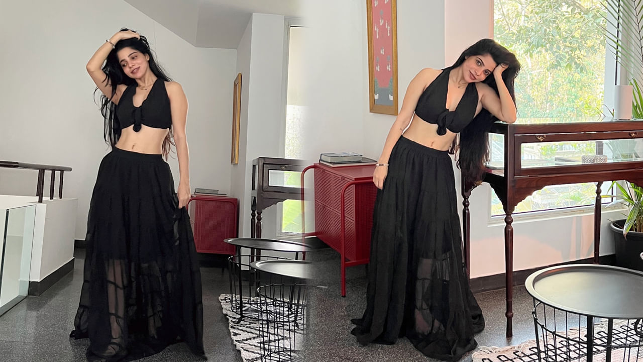 సుడిగాలి సుధీర్ హీరోగా తెరకెక్కుతున్న ‘G.O.A.T -Greatest Of All Time’ అనే చిత్రంతో దివ్యభారతి హీరోయిన్‌గా తెలుగు తెరపైకి అరంగేట్రం చేస్తోంది. ఈ సినిమా నుంచి రిలీజ్ అయిన సాంగ్ ఇప్పటికీ చాట్‌బస్టర్‌గా మారింది. విజయ్ సేతుపతి హీరోగా తెరకెక్కిన ‘మహారాజా’ మూవీలో దివ్యభారతి స్పెషల్ రోల్ చేసింది. 