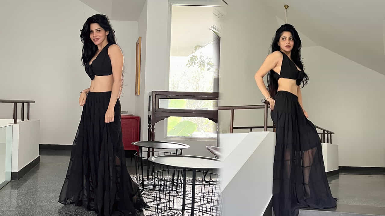కాలేజీ రోజుల్లో అమాయకంగా కనిపిస్తూ.. డీగ్లామరస్గా ఉన్న ఈ భామ.. ఇప్పుడు కుర్రాళ్లకు గ్లామర్ డాల్. సినీ ఇండస్ట్రీలోకి అడుగుపెట్టి.. చేసింది మూడు సినిమాలే.. కట్ చేస్తే.. కుర్రాళ్లకు ఆరాధ్య దేవతగా మారింది. తనకంటూ ప్రత్యేక ఫ్యాన్ బేస్ పెంచుకుంది. పాత్ర ఏదైనా కూడా దానికి ప్రాణం పోసి మరీ నటించింది. ‘బ్యాచిలర్’ సినిమాతో తమిళ ఇండస్ట్రీలోకి అడుగుపెట్టింది ఈ అమ్మడు.