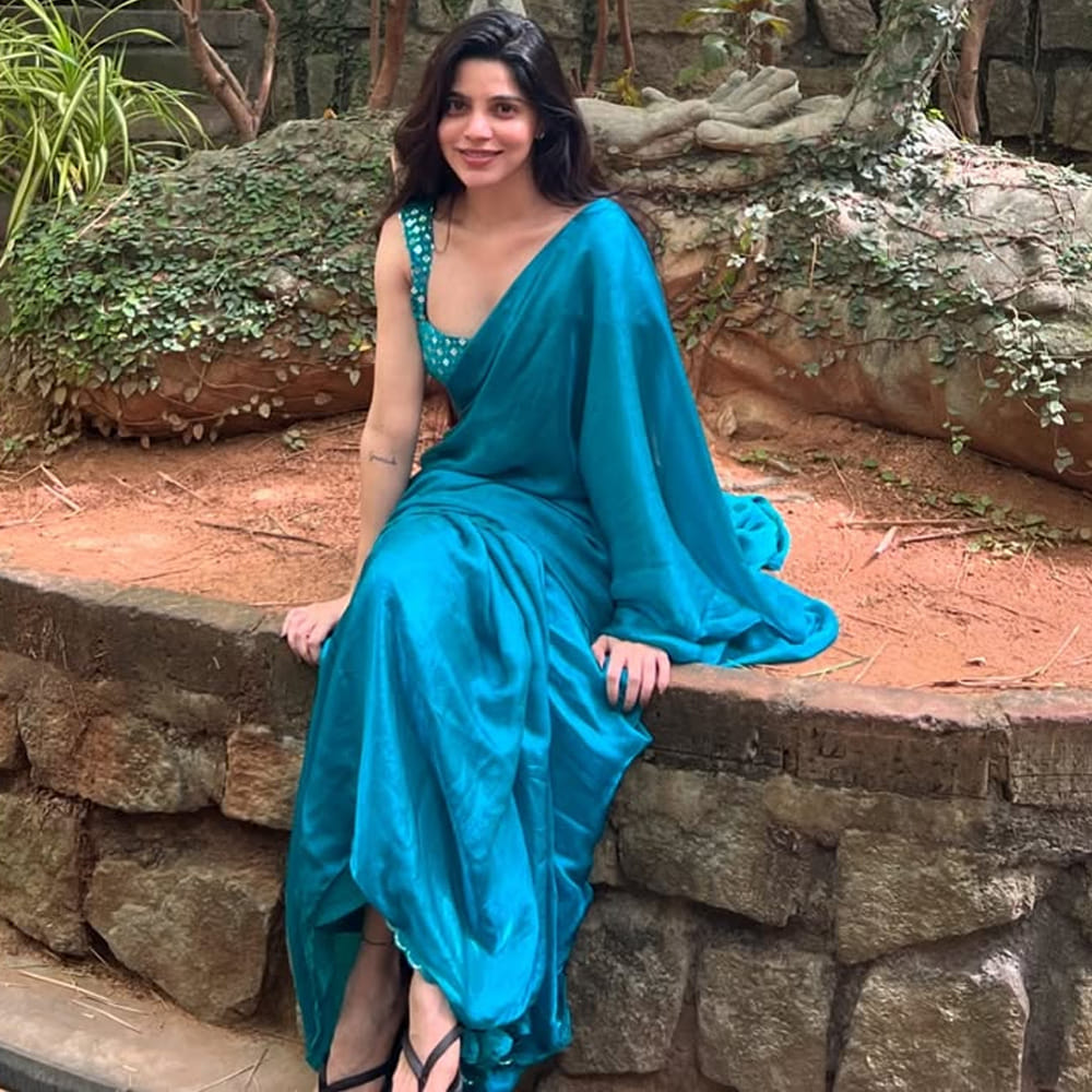 తెలుగులో సుడిగాలి సుధీర్ సరసన గోట్ చిత్రంలో నటిస్తుంది. ఈ సినిమా నుంచి విడుదలైన పోస్టర్స్ ఆకట్టుకుంటున్నాయి. కానీ ఇప్పటివరకు ఈ సినిమా రిలీజ్ కాలేదు. అయినప్పటికీ తెలుగులో మాత్రం మంచి ఫ్యాన్ ఫాలోయింగ్ సొంతం చేసుకుంది. 