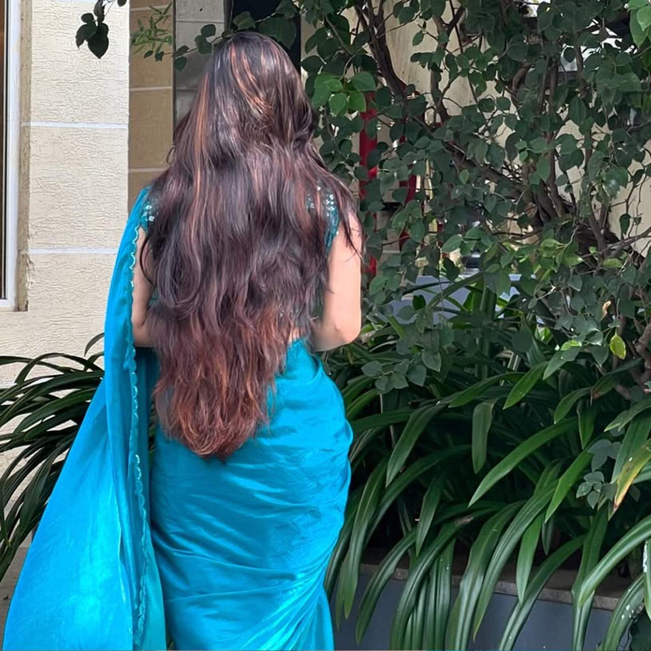 పైన ఫోటోలో కనిపిస్తున్న హీరోయిన్ ఎవరో తెలుసా.. ? కన్నడ, తమిళంలో స్టార్ హీరోయిన్. కానీ ఇప్పటివరకు తెలుగులో ఒక్క సినిమా చేయలేదు. కొన్నాళ్లుగా ఆమ నటిస్తున్న ఓ సినిమా షూటింగ్ జరుపుకుంటుంది. ఫస్ట్ మూవీ రిలీజ్ కాకుండానే విపరీతమైన ఫ్యాన్ ఫాలోయింగ్ సంపాదించుకుంది. ఇంతకీ  ఆమె ఎవరంటే..