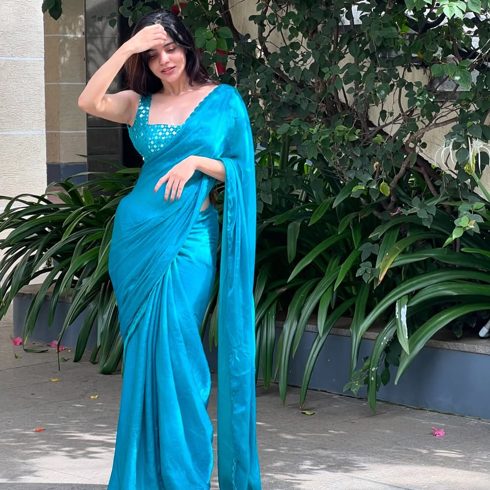 ప్రస్తుతం సోషల్ మీడియాలో చాలా యాక్టివ్ గా ఉంటూ నిత్యం ఏదోక పోస్ట్ చేస్తూ నెటిజన్లను ఆకట్టుకుంటుంది. తాజాగా స్కై బ్లూ కలర్ శారీలో వదులు జుట్టుతో ఈ అమ్మడు షేర్ చేసిన ఫోటోస్ ఆకట్టుకుంటున్నాయి. ఇందులో మరింత అందంగా కనిపిస్తూ మెస్మరైజ్ చేస్తుంది దివ్యభారతి. 