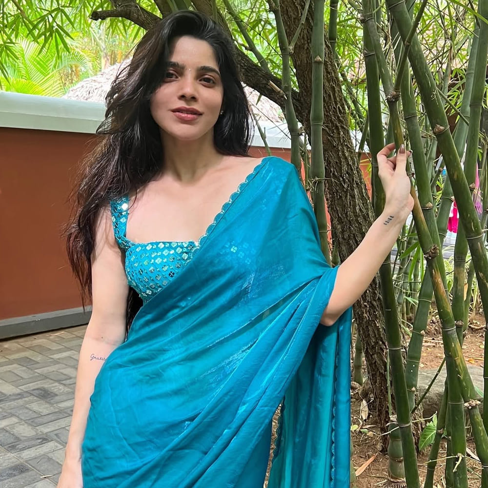 తెలుగులో ఫస్ట్ మూవీ రిలీజ్ తర్వాత ఈ అమ్మడుకు వరుస అవకాశాలు వచ్చే ఛాన్స్ ఉంది. ఇదిలా ఉంటే.. సినిమాల కంటే ఎక్కువగా డేటింగ్ రూమర్స్ తోనే ఫేమస్ అయ్యింది దివ్యభారతి. కోలీవుడ్ హీరో జీవీ ప్రకాష్ కుమార్ తో ప్రేమలో ఉందంటూ ప్రచారం జరగ్గా.. అదేమి లేదని ఖండించింది. 