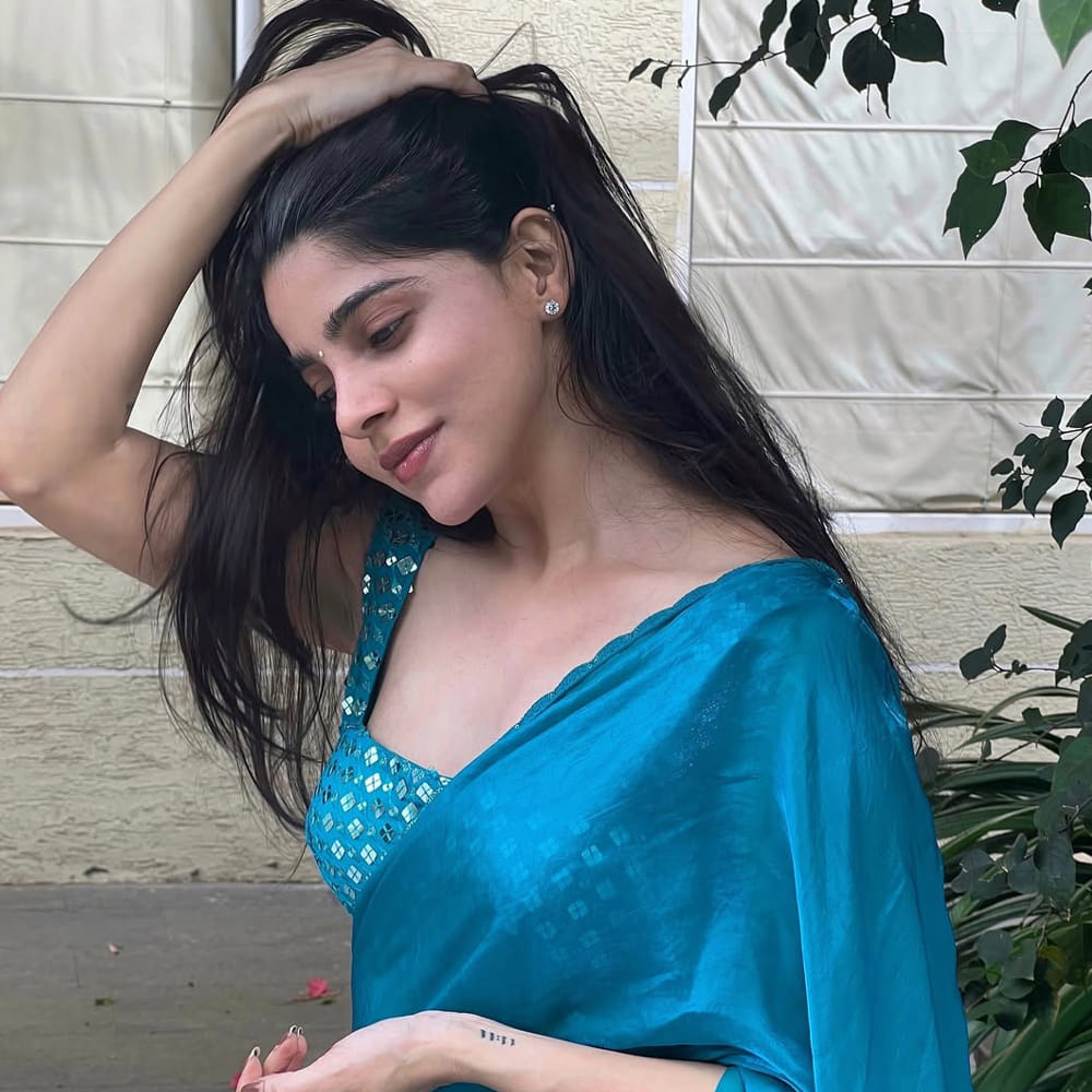 ఆ హీరోయిన్ మరెవరో కాదండి. దివ్య భారతి. కోలీవుడ్ ఇండస్ట్రీకి చెందిన ఈ అమ్మడు బ్యాచిలర్ సినిమాతో నటిగా తెరంగేట్రం చేసింది. ఫస్ట్ మూవీతోనే బ్లాక్ బస్టర్ హిట్ అందుకుంది. అందం, అభినయంతో ఈ బ్యూటీ పేరు మారుమోగింది.  దీంతో తమిళంలో ఆమెకు వరుస ఆఫర్స్ వచ్చాయి. 