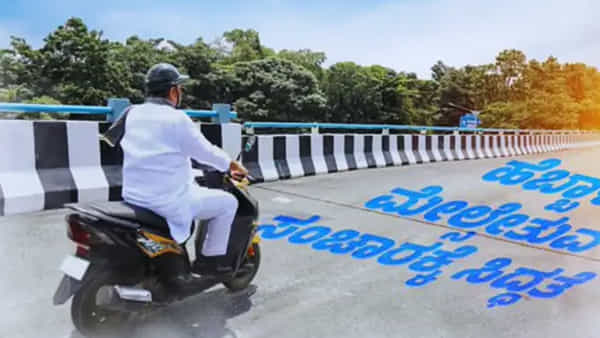 మరోసారి చిక్కుల్లో డీకే శివకుమార్.. ఆయన నడిపిన స్కూటీపై 34 కేసులు, 18500 ట్రాఫిక్ జరిమానాలు