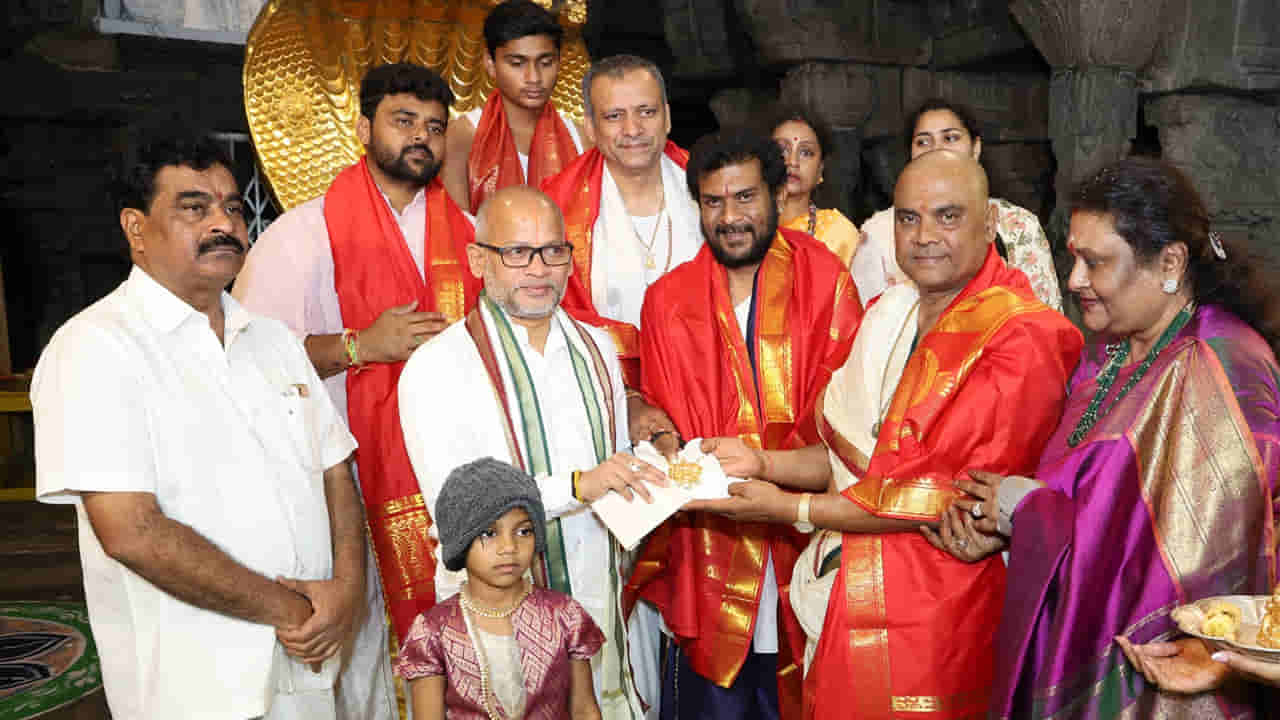 Tirumala: తిరుమల శ్రీవారికి అరుదైన కానుక.. బంగారు లక్ష్మీ పతకం విరాళంగా ఇచ్చిన భక్తుడు!