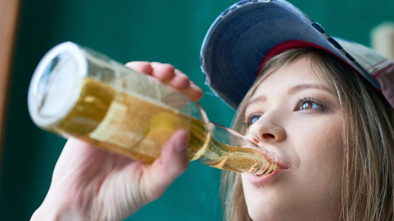 నిద్రకు ముందు టీవీ, కంప్యూటర్ మొబైల్ ఫోన్ వాడితే నష్టం కలుగుతుంది. పడుకునే ముందు మొబైల్ ఫోన్ను దూరంగా పెట్టుకోవటం మంచిది. ఫోన్ వాడితే.. ఇది మీ నిద్రను చెడగొడుతుంది. అందువల్ల రాత్రంతా మంచి నిద్ర కావాలంటే పడుకునే సమయంలో ఫోన్ చూడటం మానేయాలంటున్నారు ఆరోగ్య నిపుణులు.