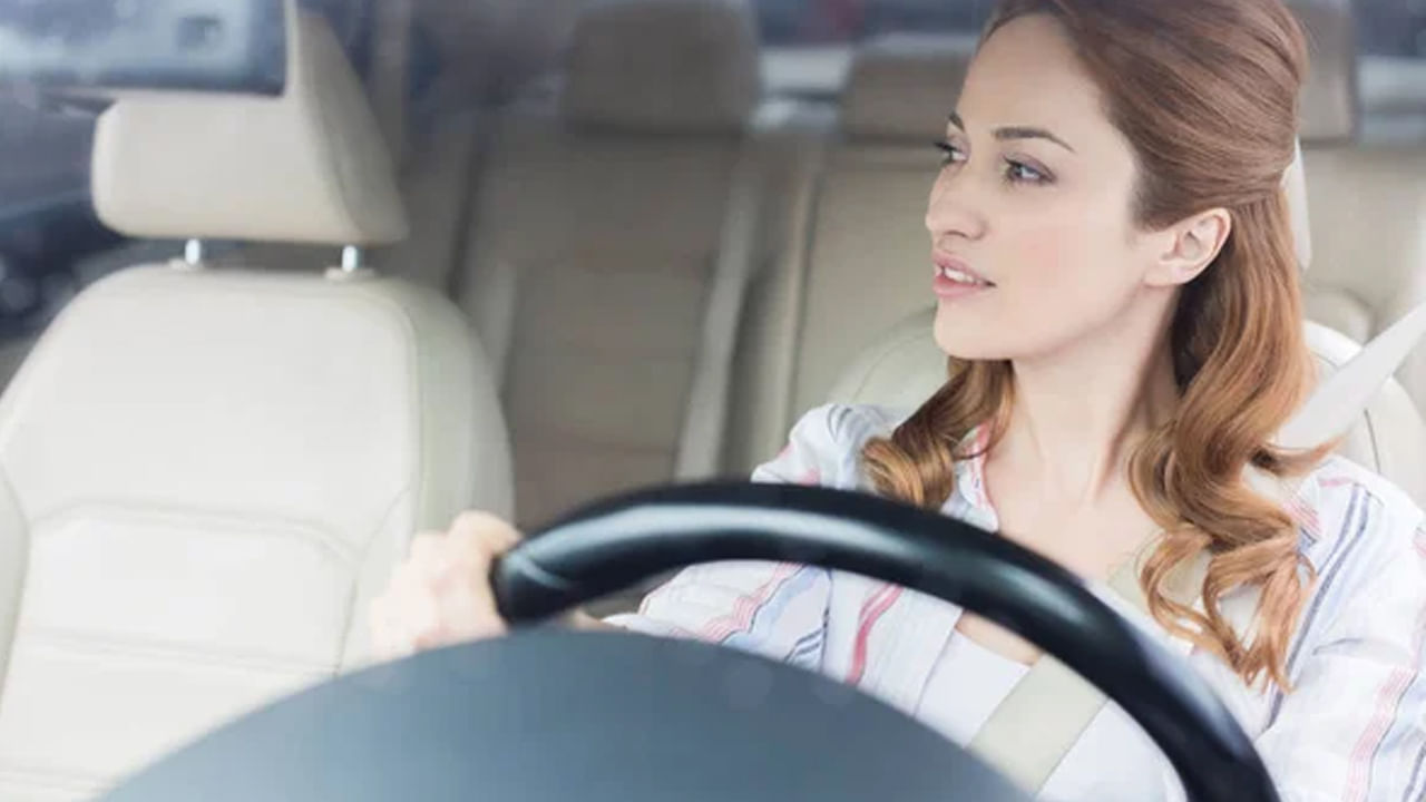 అయితే అమెరికాలో మాత్రం వాహనాలు ఎడమ వైపు స్టీరింగ్‌ ఉంటుంది. 18వ శతాబ్దంలో టీమ్‌స్టర్స్ గుర్రపు బండ్లను తోలుతుండేవారు. ఈ బండ్లలో సామాను ఉంచడానికి కుడి వైపునఉంచి స్వారీ చేసేవారు ఎడమ వైపు కూర్చునేవారు. తర్వాత అక్కడ కారు కనిపెట్టినప్పుడు, ఇంజనీర్లు అదే పద్ధతిని కొనసాగించారు. కార్లు, ట్రక్కులు లాంటి వాహనాల్లో స్టీరింగ్ వీల్‌ను ఎడమ వైపు అమర్చారు. 