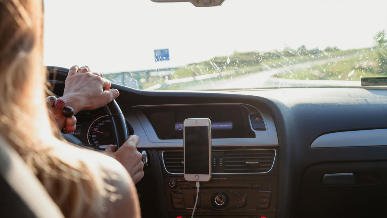 మొదట్లో అమెరికా నుండి ఐరోపా ఇతర దేశాలకు కార్లు ఎగుమతి చేసుకొనేవారు. అందుకే ఐరోపాలో కూడా ఎడమ వైపు స్టీరింగ్ ఉన్న వాహనాలు డ్రైవ్ చెయ్యడం అలవాటు అయింది. ఇప్పటికి వాహనాల స్టీరింగ్ విషయంలో ఆ పెద్దదినే కొనగిస్తున్నాయి ఆ దేశాలన్నీ. కుడి వైపు డ్రైవింగ్ చేస్తుంటారు.