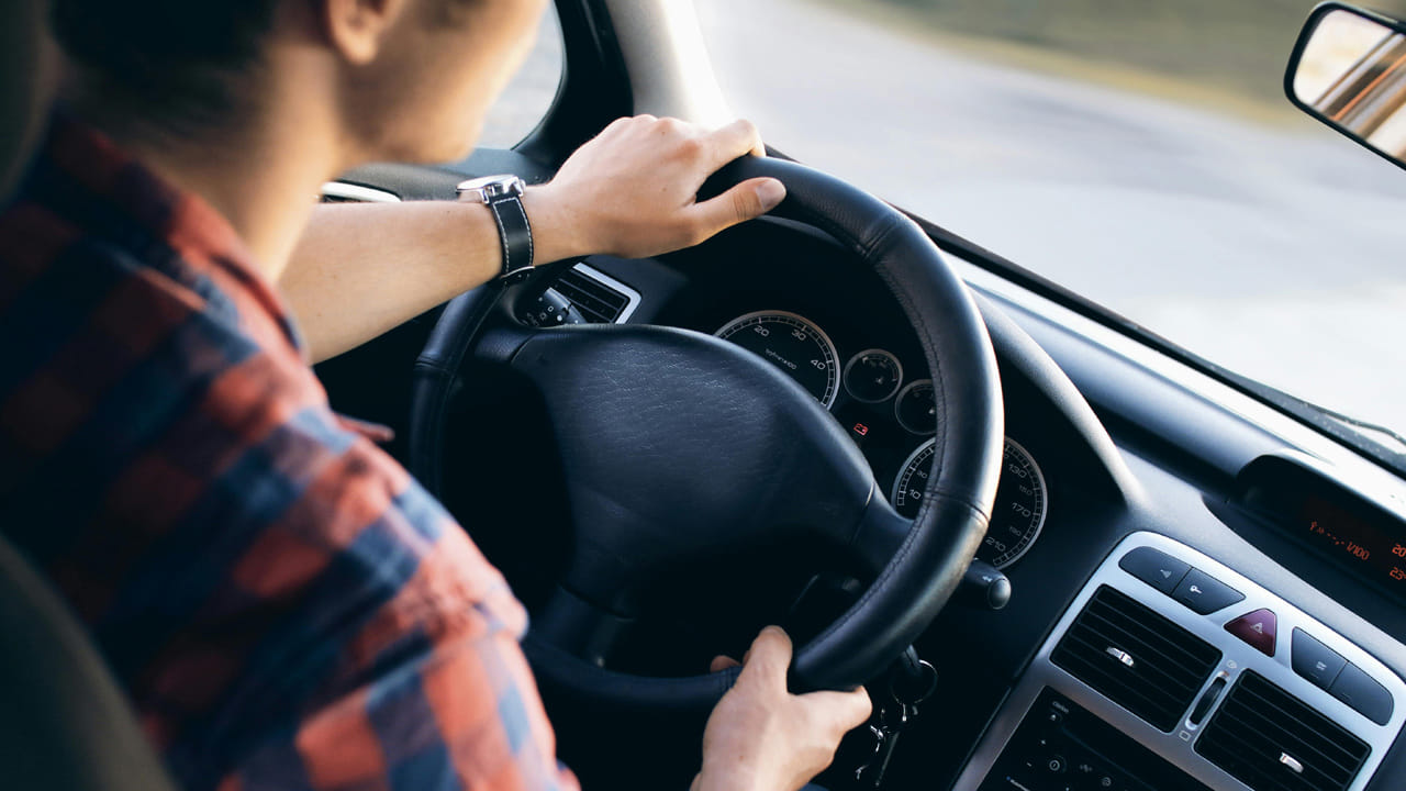 బ్రిటిష్ పాలనలోనే మోటారు వాహనాలు భారతదేశానికి వచ్చాయని తెలిసిందే. బ్రిటన్ దేశంలో వారు తయారు చేసిన కార్లను ఇక్కడికి దిగుమతి చేసుకొని ఉపయోగించేవారు. వీటికి  స్టీరింగ్ కుడి వైపు ఉండేది. భారతదేశంలో 200 సంవత్సరాలకు పైగా బ్రిటిష్ పాలన కొనసాగింది. అందుకే భారతదేశంలో ప్రజలకు కుడి వైపు స్టీరింగ్‌తో వాహనాలు నడపడం అలవాటైంది. దేశానికి స్వాతంత్ర్యం వచ్చిన తర్వాత కూడా ఇదే కొనసాగుతూ వస్తుంది. 