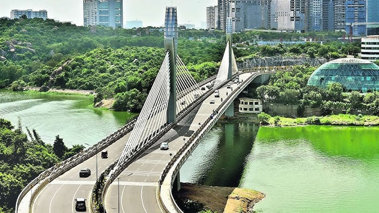 Hyderabad: దుర్గం చెరువులో ఉదయాన్నే కనిపించిన అదో మాదిరి ఆకారం.. దగ్గరికి వెళ్లి చూడగా..