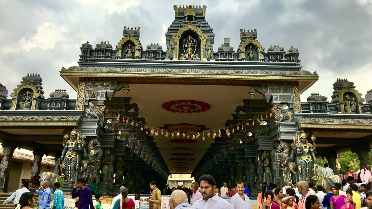 వెంకటేశ్వర స్వామి ఆలయం, ద్వారక తిరుమల: చిన్న తిరుపతి అని కూడా పిలువబడే ఈ ఆలయం బాలాజీకి అంకితం చేయబడిన క్షేత్రం. ఇది ఆంధ్రప్రదేశ్‌లోని ఏలూరు జిల్లాలో ఒక ముఖ్యమైన తీర్థయాత్ర స్థలం. ఇక్కడ కృష్ణాష్టమి చాలా బాగా జరుగుతుంది. ఈ రోజున ఈ ఆలయం దర్శనం చేసుకొంటే అదృష్టం వరిస్తుందని నమ్ముతారు. 