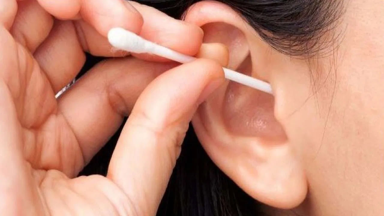 Health Tips: కాటన్ బడ్స్‌తో చెవులు క్లీన్ చేస్తున్నారా..? జాగ్రత్త.. ఈ ప్రమాదాలు తప్పవు..!