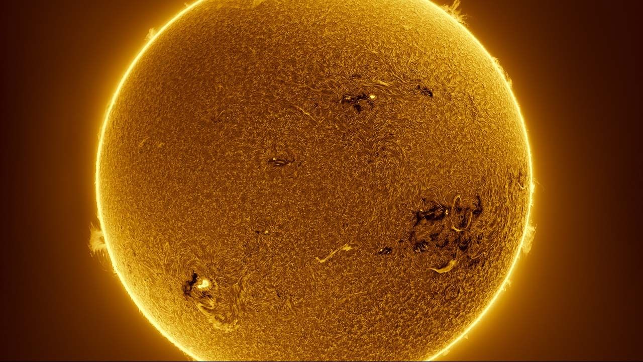 భూమి భ్రమణ వేగంలో మార్పు అనేక కారణాల వల్ల సంభవించింది. చంద్రుడు - సూర్యుడి అలల ప్రభావం భూమి భ్రమణ వేగాన్ని తగ్గిస్తుంది. దీంతో పాటు, భూమి కోర్-మాంటిల్ మధ్య ఘర్షణ, సముద్రపు నీటి పంపిణీ, హిమానీనదాలు కరగడం, ఈ కారణాలన్నీ కూడా దాని వేగాన్ని ప్రభావితం చేస్తాయి. ఇవన్నీ కలిసి రోజు కాలాన్ని మారుస్తాయంటున్నారు శాస్త్రవేత్తలు.  
