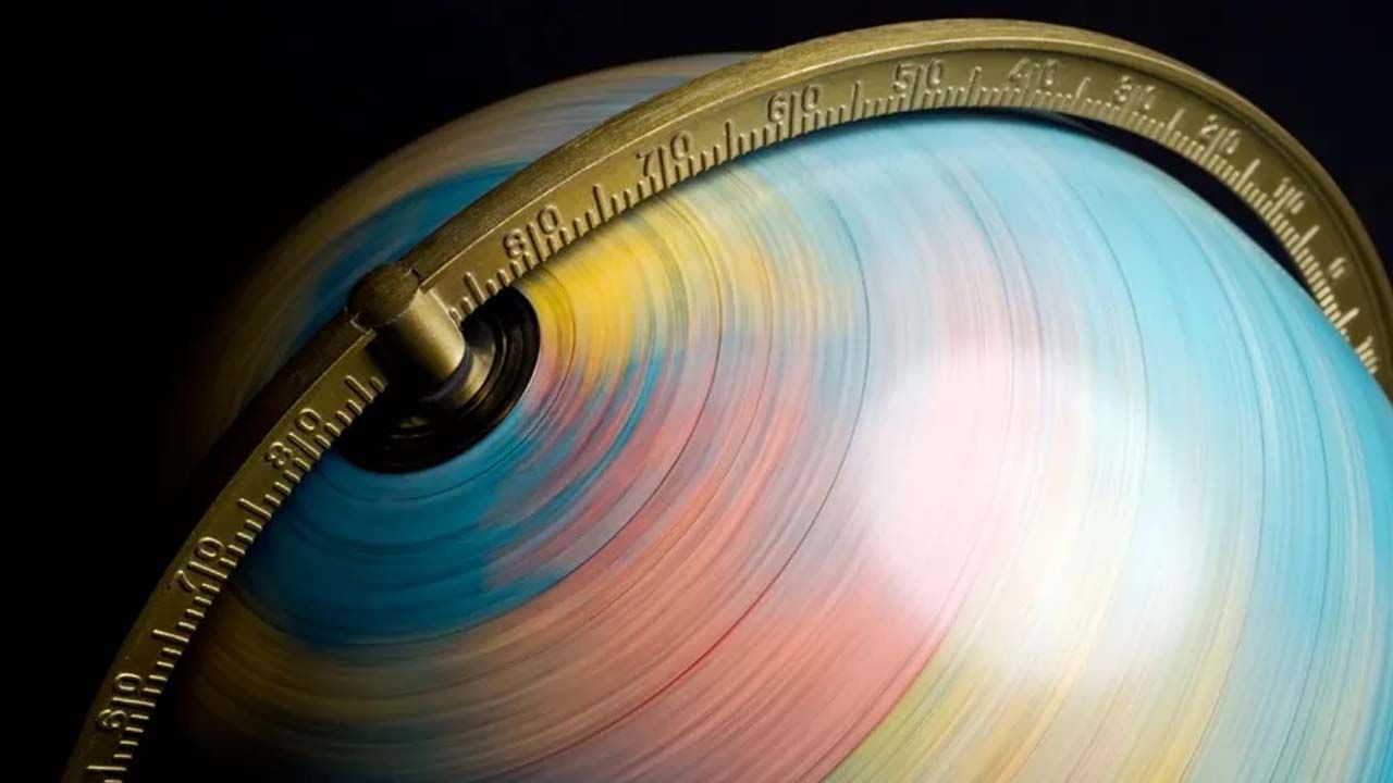 ఒక రోజులో 24 గంటలు, అంటే 86,400 సెకన్లు. ఒక రోజులోని 24 గంటలు భూమి ఒకసారి తిరగడానికి పట్టే సమయం. కానీ భూమి ఏకరీతిలో తిరగదని, దాని భ్రమణ వేగం మారుతూనే ఉంటుందని మీకు తెలుసా..? సాధారణంగా, భూమి భ్రమణ వేగం క్రమంగా తగ్గుతోంది. దీని కారణంగా, ఒక రోజు పొడవు శతాబ్దానికి సగటున 1.8 మిల్లీసెకన్లు పెరుగుతుంది. దీని ప్రకారం, 600 మిలియన్ సంవత్సరాల క్రితం, రోజు 21 గంటలు ఉండేది. 
