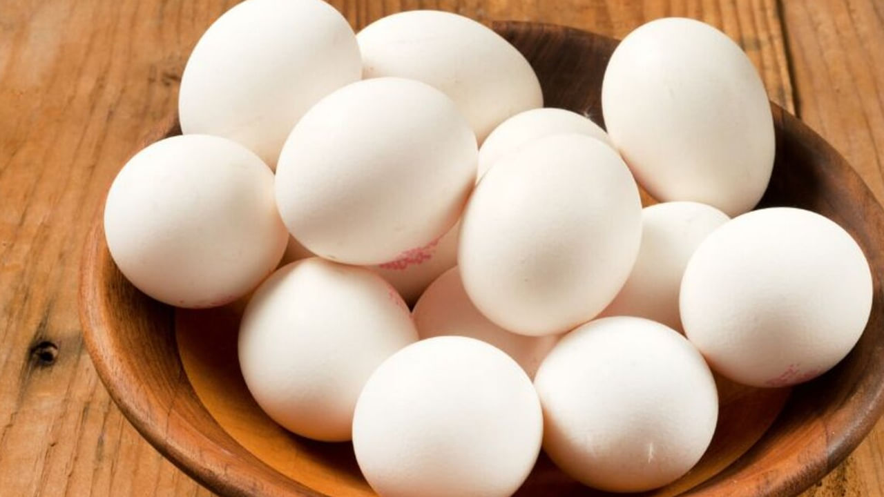 కోడిగుడ్లు: కొందరికి గ్యాస్ స్టవ్ పక్కనే గుడ్లు పెట్టే అలవాటు ఉంటుంది. కిచెన్ కౌంటర్ టాప్‌లో గ్యాస్ స్టవ్‌తో సహా అన్ని రకాల ఉపకరణాలు ఉంటాయి. స్టౌవ్‌ పక్కన వెచ్చని వాతావరణం ఉంటుంది. ఇటువంటి చోట బ్యాక్టీరియా ఎక్కువగా ఉండటం వల్ల గుడ్లు త్వరగా పాడవుతాయి. కాబట్టి గుడ్లను చల్లని వాతావరణంలో అంటే ఫ్రిజ్‌లో ఉంచడం మంచిది.