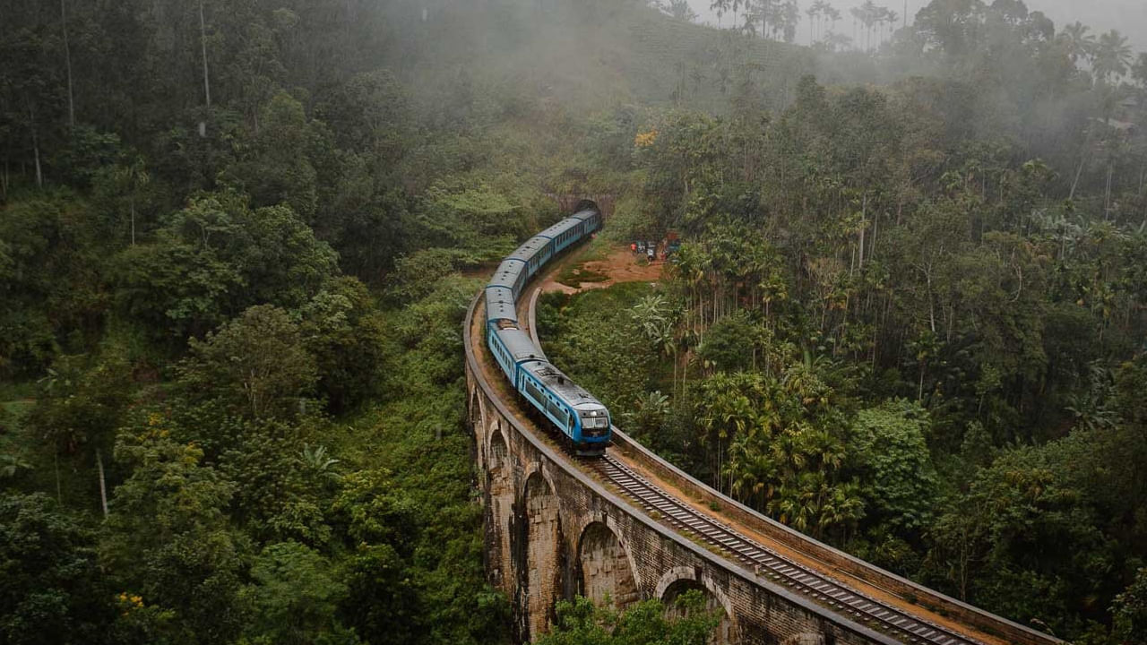 ఎల్లా, శ్రీలంక: ఎల్లా అనేది పచ్చని కొండలు, టీ తోటలకు ప్రసిద్ధి చెందిన అందమైన హిల్ స్టేషన్. నైన్ ఆర్చ్ బ్రిడ్జి, ఎల్లా రాక్ ప్రసిద్ధ ప్రదేశాలు. ఇది ప్రకృతి నడకలకు, సుందరమైన దృశ్యాల ద్వారా రైలు ప్రయాణాలకు అనువైనది.