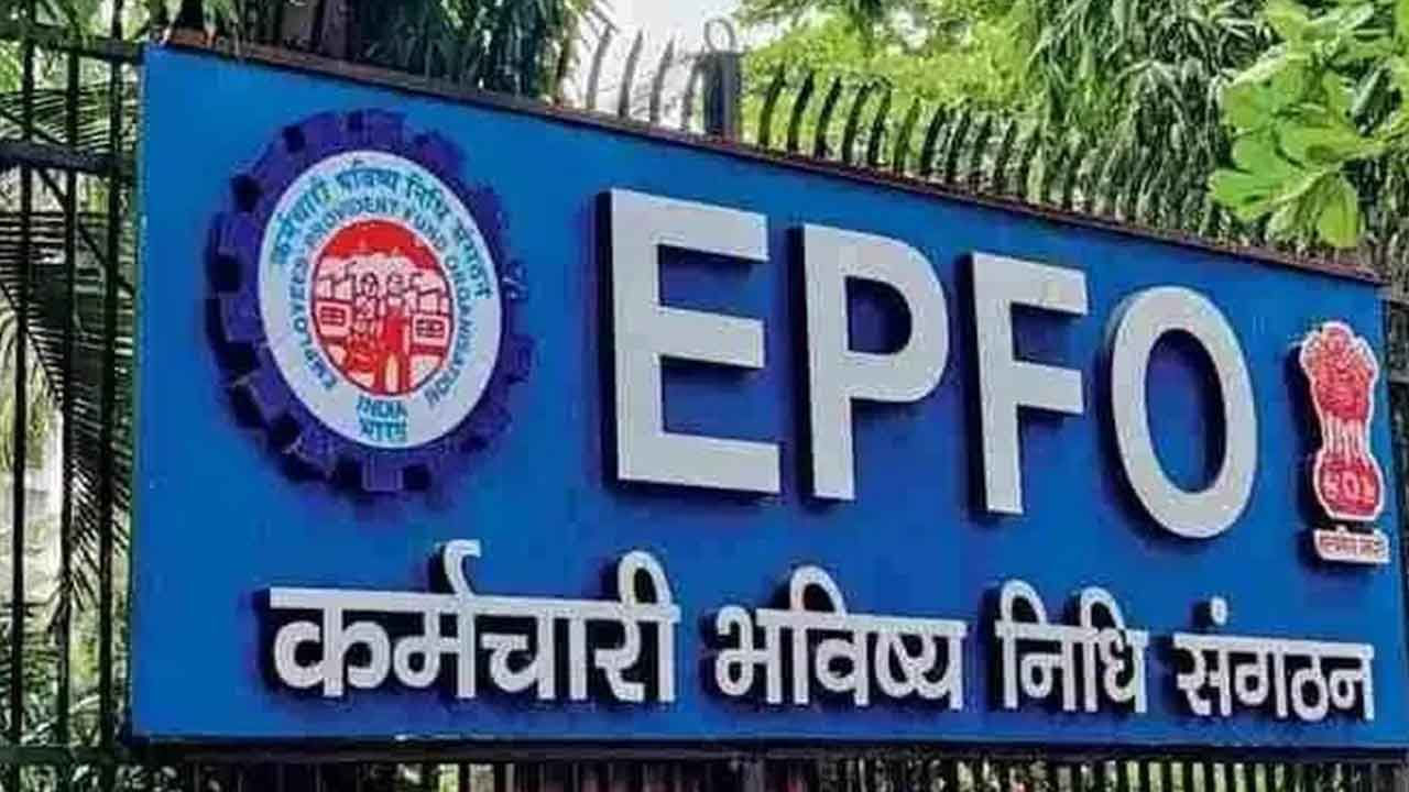 ATMలలో డబ్బు విత్‌డ్రా.. పీఎఫ్ ఖాతాదారులు ఏటీఎంల నుంచి నేరుగా డబ్బు తీసుకోవచ్చు. అయితే పీఎఫ్ ఖాతాదారుని యూఏఎన్ లేదా యూనివర్సల్ అకౌంట్ నంబర్ యాక్టివేట్ అయి ఉండాలి. బ్యాంక్ ఖాతాను ఆధార్‌తో లింక్ చేయాలి. అయితే ఎంత డబ్బు తీసుకోవచ్చు వంటి వివరాలు ఇంకా వెల్లడించలేదు.