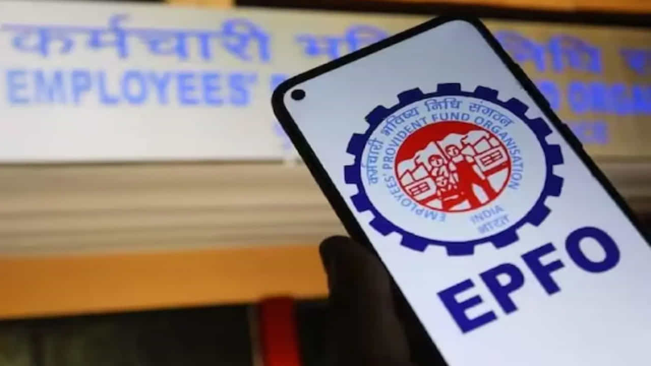 సమస్యను ఎవరు ఎదుర్కోవచ్చు?: ఈ కొత్త వ్యవస్థ ముఖ్యంగా మొబైల్ నంబర్ ఆధార్ కార్డుతో లింక్ చేయని వ్యక్తులకు సమస్యలను కలిగిస్తుంది. దీనితో పాటు చాలా సార్లు మొబైల్ ఫోన్ కెమెరా బాగా లేకపోవడం వల్ల ఫేస్ స్కానింగ్‌లో కూడా సమస్యలు వస్తాయి. దీనితో పాటు కాంట్రాక్టుపై పని చేసే ఉద్యోగులకు ఇది సమస్య కలిగించవచ్చు. ఈ కొత్త ప్రక్రియతో చాలా సమస్యలను ఎదుర్కోవచ్చు.