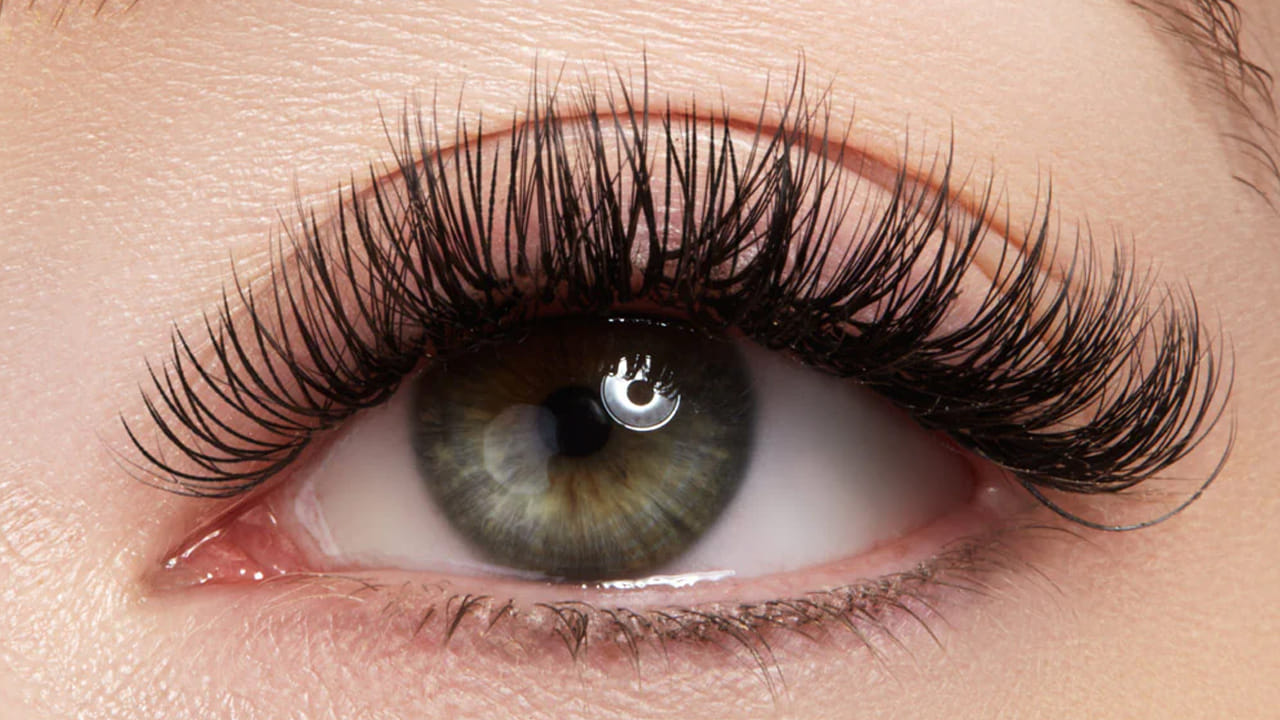 కంటి దురద: ఐల్యాష్ దీర్ఘకాలికంగా ఉపయోగించేవారికి అసౌకర్యం, దురద కలిగిస్తాయి. కనురెప్పల చుట్టూ చర్మం సున్నితంగా ఉంటుంది. కాబట్టి మనం ఐల్యాష్ కనురెప్పలపై అతికించినప్పుడు, అందులోని రసాయన సమ్మేళనాలు కంటి చికాకును కలిగిస్తాయి. కాబట్టి వీటిని వీలైనంత తక్కువగా వినియోగించడం మంచిదంటున్నారు నిపుణులు.