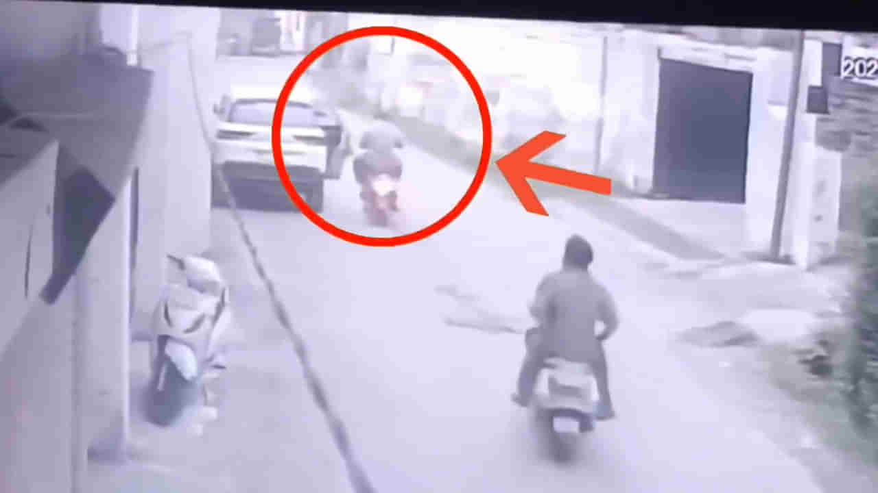 Video: షాకింగ్ న్యూస్.. కార్ డోర్ తగిలి యువ క్రికెటర్ మృతి.. వీడియో చూస్తే షాకే