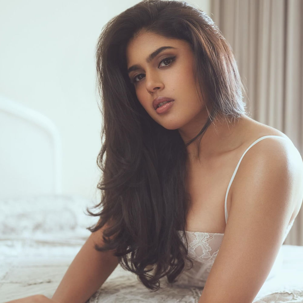 వరుసగా హీరోయిన్‌ ఛాన్స్‌లు రాకపోవటంతో గెస్ట్ రోల్స్‌, స్పెషల్ సాంగ్స్‌తో సరిపెట్టుకుంటున్నారు. సిల్వర్‌ స్క్రీన్ మీద సరైన బ్రేక్ రాకపోవటంతో సోషల్ మీడియాలో స్పీడు పెంచారు ఫరియా. 