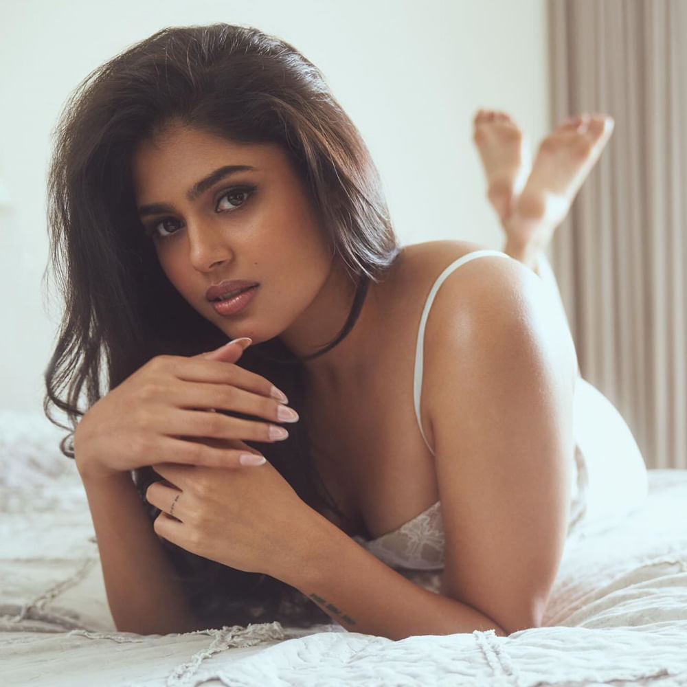 గ్లామరస్‌ ఫోటోషూట్స్‌తో సోషల్ మీడియాలో రచ్చ చేస్తున్నారు. హాట్‌నెస్‌ ఓవర్‌లోడెడ్‌ అన్నట్టుగా అల్ట్రా గ్లామర్‌ పిక్స్ షేర్ చేసిన ఈ బ్యూటీ తరువాత ఆ ఫోటో షూట్ బీటీఎస్ వీడియోను కూడా తన సోషల్ మీడియా పేజ్‌లో పోస్ట్ చేశారు.