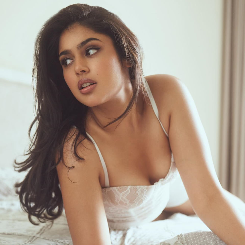 ప్రజెంట్ ఫరియా ఫోటోషూట్ మేకింగ్ వీడియో టాప్‌లో ట్రెండ్ అవుతోంది. ఈ గ్లామర్ షో ఫరియా కెరీర్‌కు హెల్ప్ అవుతుందన్న టాక్ వినిపిస్తోంది. ఇప్పటి వరకు ఈ బ్యూటీని చిట్టిగానే  చూసిన మేకర్స్‌... ఇప్పుడు గ్లామరస్‌ రోల్స్‌కు కూడా కన్సిడర్‌ చేసే ఛాన్స్ కనిపిస్తోంది.