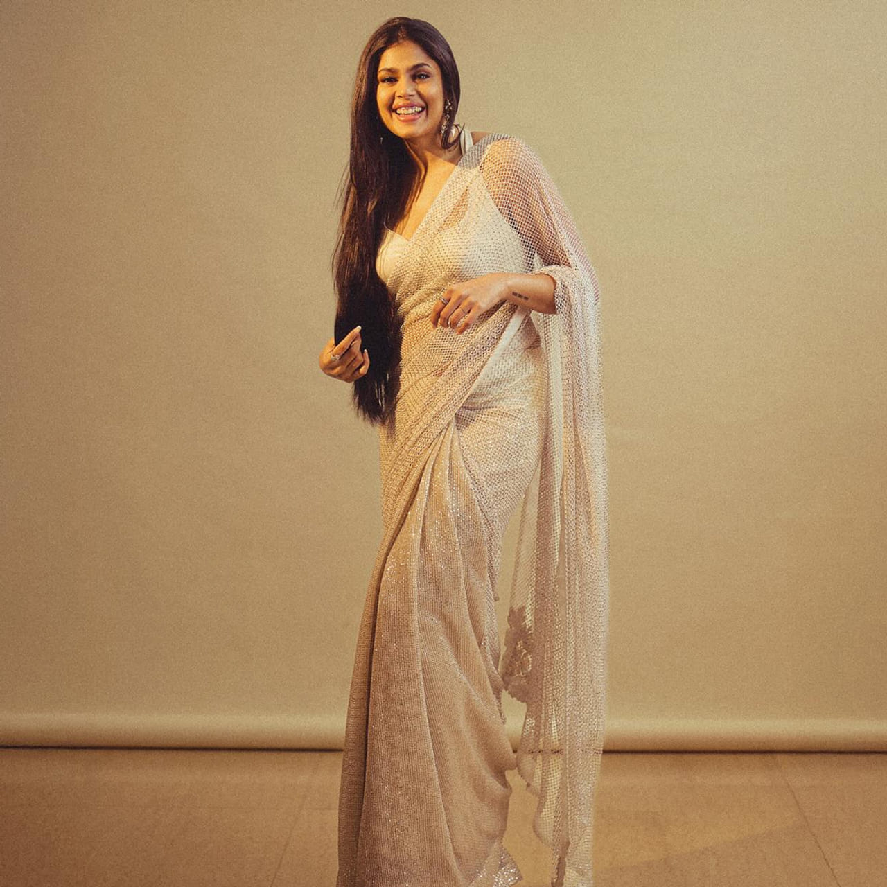 టాలీవుడ్ ఇండస్ట్రీలో తనకంటూ ఓ క్రేజ్ సొంతం చేసుకున్న హీరోయిన్లలో ఫరియా అబ్దుల్లా ఒకరు. ఫస్ట్ మూవీ నుంచే తన ఎనర్జిటిక్ స్క్రీన్ ప్రెజెన్స్ తో అందరి దృష్టిని ఆకర్షించింది. కేవలం కామెడీ రోల్స్ మాత్రమే కాకుండా గ్లామర్ లుక్స్ లోనూ కట్టిపడేసిందిఈ వయ్యారి భామ.