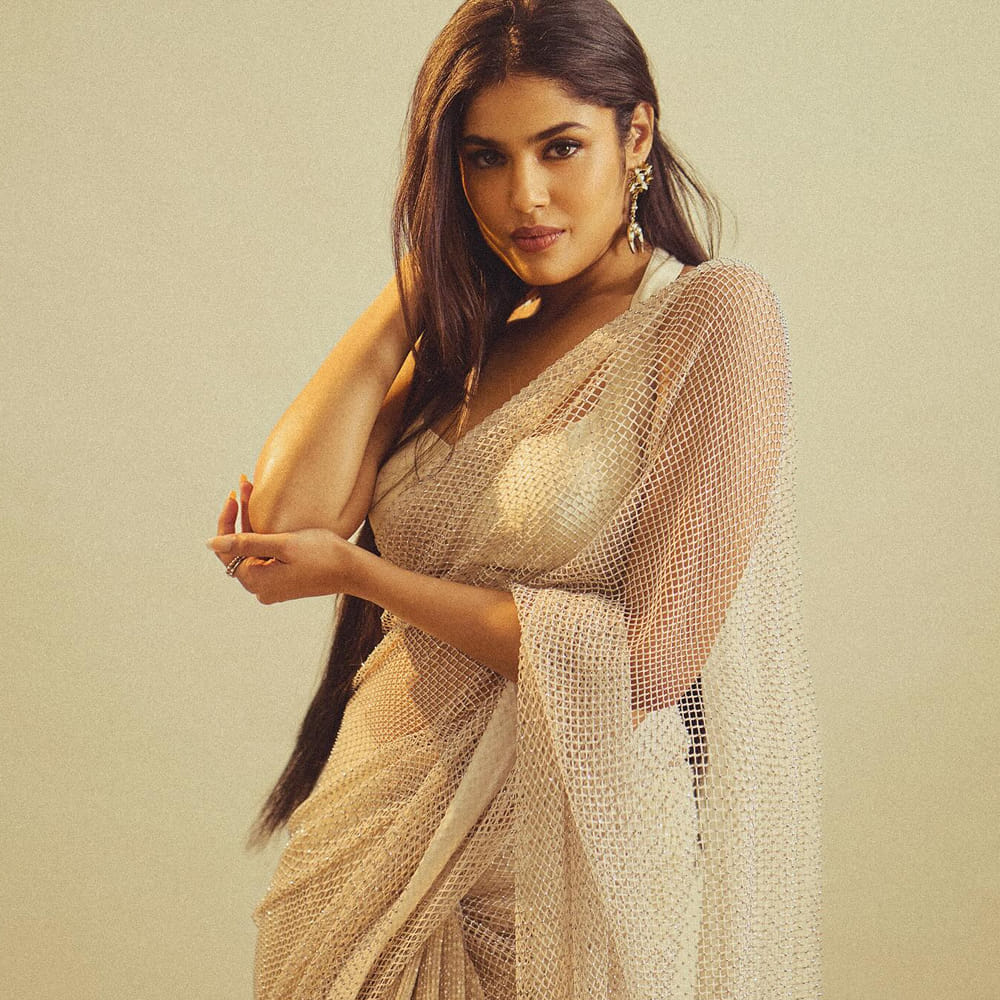 చీరతోపాటు స్లీవ్ లెస్ బ్లౌజ్, లాంగ్ హెయిర్, కాంతివంతమైన మేకప్ ఆమె లుక్ ను మరింత హైలెట్ చేస్తున్నాయి. కెమెరా ముందు సునాయాసంగా ఇచ్చిన ఫోజులు చూసి ఫ్యాషన్ ప్రేమికులు ఫిదా అవుతున్నారు. మొదటి సినిమాతోనే మంచి గుర్తింపు తెచ్చుకుంది ఫరియా.