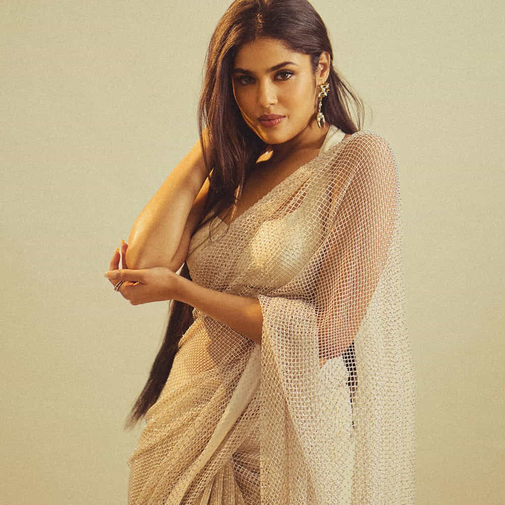 చీరతోపాటు స్లీవ్ లెస్ బ్లౌజ్, లాంగ్ హెయిర్, కాంతివంతమైన మేకప్ ఆమె లుక్ ను మరింత హైలెట్ చేస్తున్నాయి. కెమెరా ముందు సునాయాసంగా ఇచ్చిన ఫోజులు చూసి ఫ్యాషన్ ప్రేమికులు ఫిదా అవుతున్నారు. మొదటి సినిమాతోనే మంచి గుర్తింపు తెచ్చుకుంది ఫరియా.