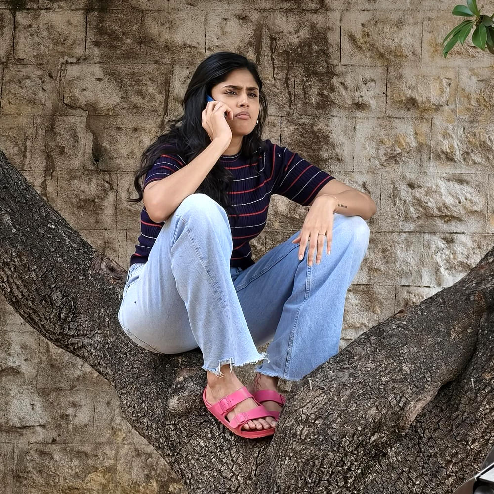 హైదరాబాదీ అమ్మాయి ఫరియా అబ్దుల్లా.. 2021లో తెలుగులో వచ్చిన జాతిరత్నాలు సినిమా ద్వారా ఇండస్ట్రీలోకి అడుగుపెట్టింది ఈ పొడుగుకాళ్ల సుందరి. సినిమాల్లోకి రాకముందు మోడలింగ్‌, థియేటర్‌ ఆర్టిస్ట్‌గా, యూట్యూబర్‌గా పలు వీడియోలు చేసింది. అలాగే ఓ వెబ్ సిరీస్ లోనూ నటించింది.