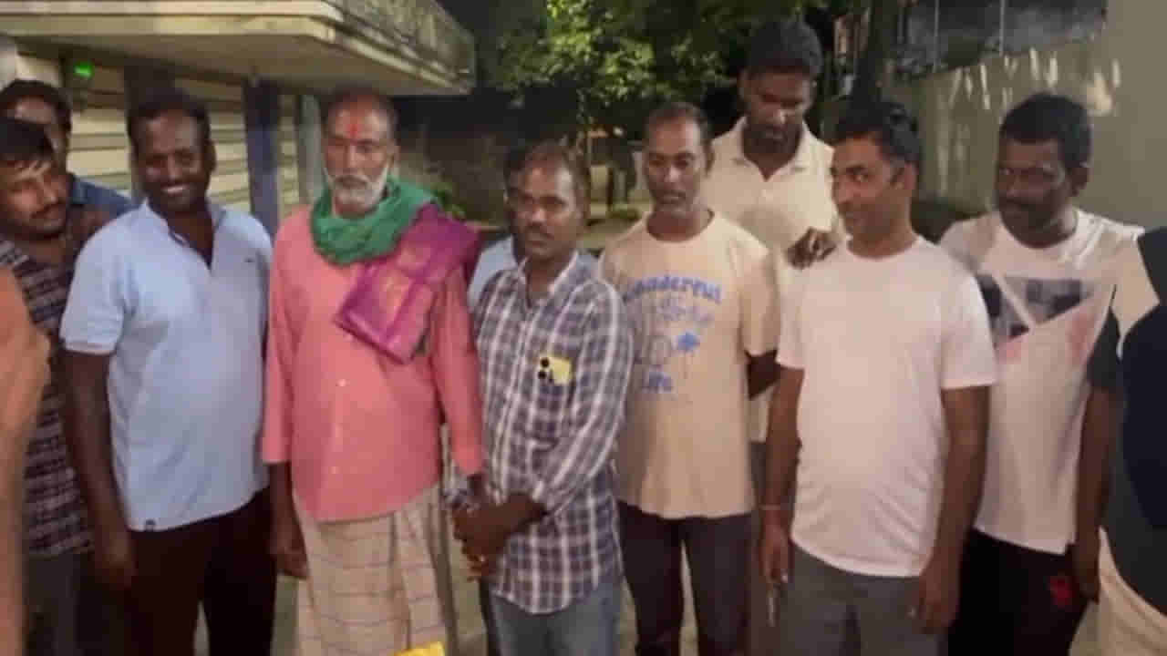 ఏం ఐడియా ఫ్రెండ్స్‌..! రైతు బర్త్ డే గిఫ్ట్‌గా యూరియా బస్తా.. వెరైటీ బహుమతితో అదరగొట్టిన స్నేహితులు..