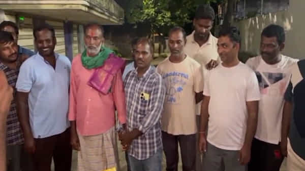 ఏం ఐడియా ఫ్రెండ్స్..! రైతు బర్త్ డే గిఫ్ట్గా యూరియా బస్తా.. వెరైటీ బహుమతితో అదరగొట్టిన స్నేహితులు..