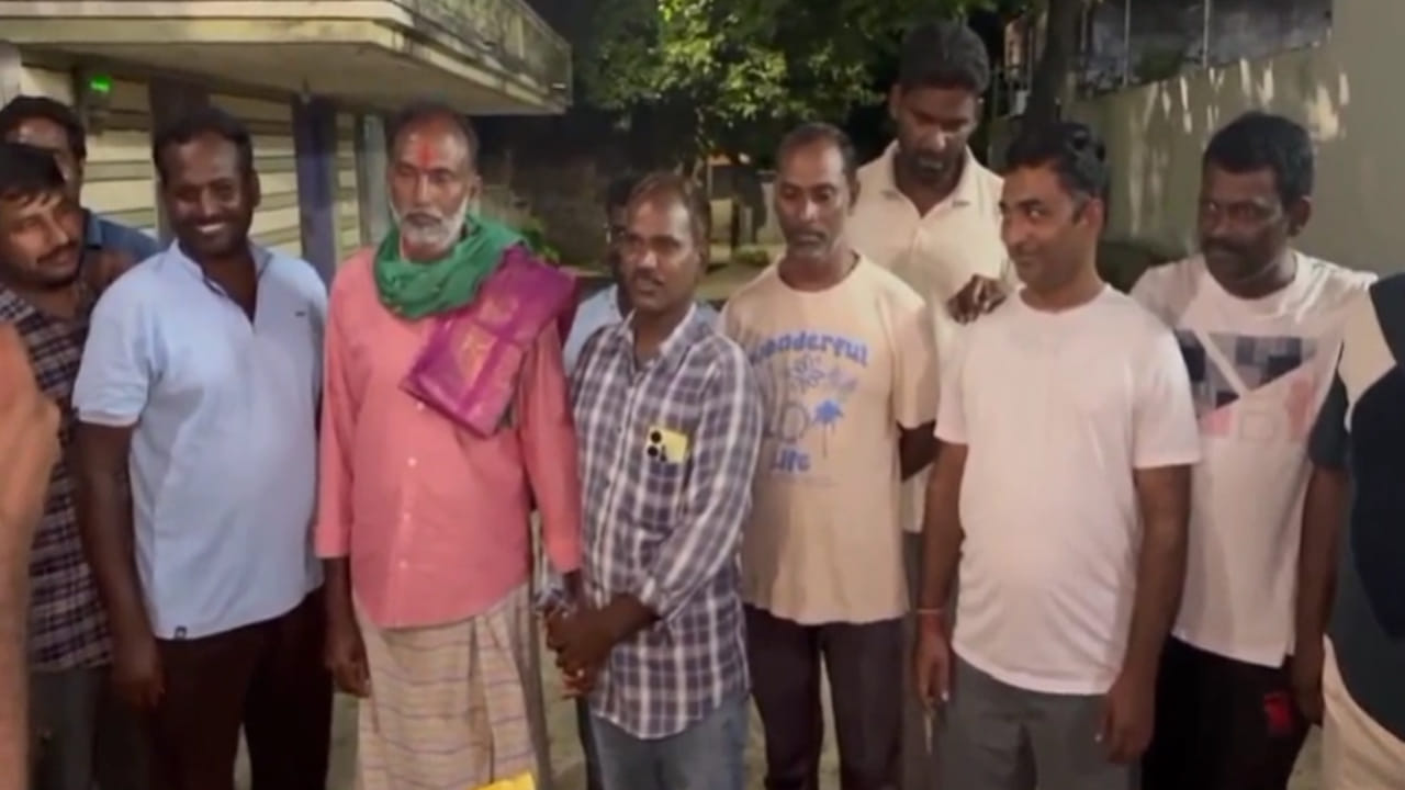 ఏం ఐడియా ఫ్రెండ్స్‌..! రైతు బర్త్ డే గిఫ్ట్‌గా యూరియా బస్తా.. వెరైటీ బహుమతితో అదరగొట్టిన స్నేహితులు..