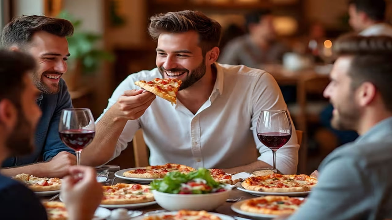 భారతదేశంలో ఫాస్ట్ ఫుడ్ నుండి వచ్చే ఆదాయం కూడా చాలా ఎక్కువగా ఉంది. ఇది సంవత్సరానికి రూ. 7,145.84 కోట్లకు పైగా ఉంటుంది. బిలియన్ల జనాభా ఉన్న ఈ దేశం ప్రపంచవ్యాప్తంగా 13వ స్థానంలో ఉంది. ఇక్కడ ఆహార రంగం కోట్ల రూపాయల ఆదాయాన్ని సృష్టిస్తుంది. అంతర్జాతీయ, దేశీయ మార్కెట్లు సహా పట్టణీకరణ, యువ జనాభా, QSR (క్విక్ సర్వీస్ రెస్టారెంట్) సరఫరాల కారణంగా భారతదేశ ఫాస్ట్ ఫుడ్ మార్కెట్ వేగంగా అభివృద్ధి చెందుతోంది. భారతదేశంలో తలసరి ఫాస్ట్ ఫుడ్ వినియోగం ప్రపంచవ్యాప్తంగా చాలా తక్కువగా ఉంది. కానీ ఇది వేగంగా పెరుగుతోంది.