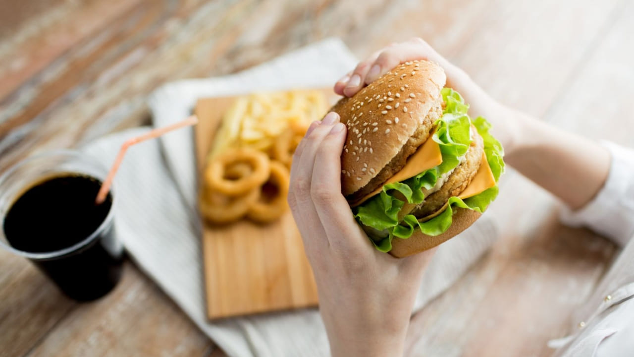 ప్రపంచ ఆహార పోటీ మధ్య, ఫ్రాన్స్ రూ.1,788.88 కోట్లతో ఫాస్ట్ ఫుడ్ ఆదాయంలో మూడవ స్థానంలో ఉంది. ఫ్రెంచ్ ఫాస్ట్ ఫుడ్ సంస్కృతి అంతా సాంప్రదాయ వంటకాలు, ఆధునిక ఫాస్ట్ ఫుడ్ సరఫరాల గురించి, నాణ్యమైన ఆహారంపై ప్రధానంగా దృష్టి పెడుతుంది. ప్రసిద్ధ విభాగాలలో శాండ్‌విచ్‌లు, పిజ్జాలు ఉన్నాయి. ఇవి స్థానిక రుచులతో ప్రపంచ ఫాస్ట్ ఫుడ్ వైబ్‌ల ప్రత్యేకమైన మిశ్రమాన్ని అందిస్తున్నాయి.