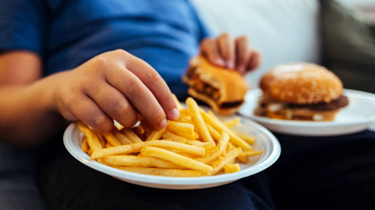 ఫాస్ట్ ఫుడ్ ఎక్కువగా వినియోగించే దేశాల జాబితాలో చైనా కూడా ఉంది. గ్రీస్ 8వ స్థానంలో, చైనా 9వ స్థానంలో ఉన్నాయి. ఆసియా ఫాస్ట్ ఫుడ్ మార్కెట్లలో చైనా $1474.40 మిలియన్లు సంపాదించింది. పెరుగుతున్న మధ్యతరగతి, పెరుగుతున్న ఆదాయాల కారణంగా అంతర్జాతీయ సరఫరాలతో పాటు దేశీయ బ్రాండ్లు అభివృద్ధి చెందుతున్న చైనాలో ఫాస్ట్ ఫుడ్ బూమ్ కనిపిస్తోంది.