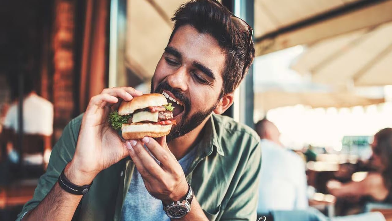 ఈ జాబితాలో నార్వే 10వ స్థానంలో, ఇటలీ 11వ స్థానంలో ఉన్నాయి. ఇటీవలి డేటా ప్రకారం.. ఇటలీ ఫాస్ట్ ఫుడ్ ద్వారా రూ.1,626.85 కోట్లు సంపాదించింది. ఇటలీ ఫాస్ట్ ఫుడ్ జాయింట్లు సాంప్రదాయ రుచి, ఆధునిక సాంకేతికతల మిశ్రమం. పిజ్జా, పాస్తా వంటి ఆహార ఎంపికలు ఇక్కడ బాగా ప్రాచుర్యం పొందాయి.