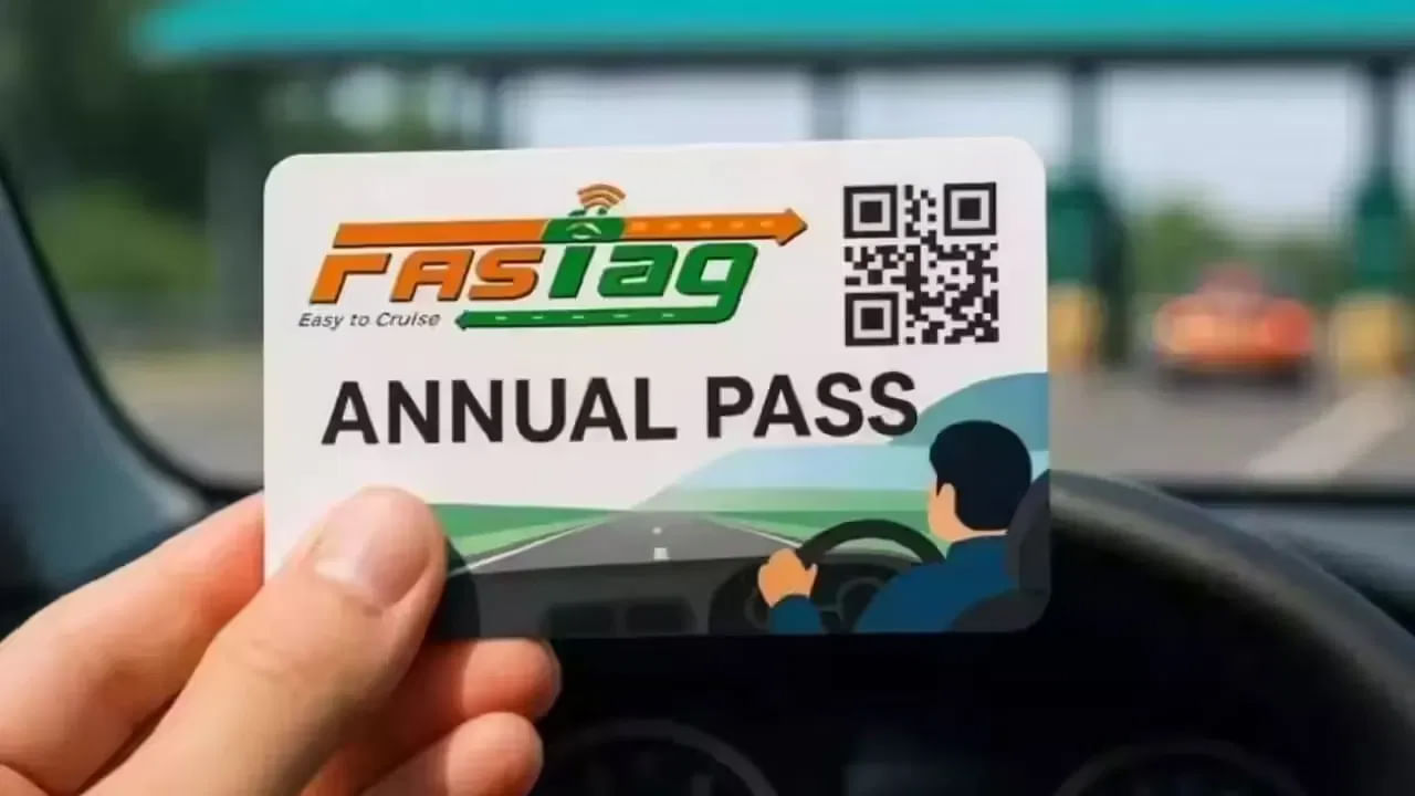 Fastag Annual Pass: భారత జాతీయ రహదారుల ప్రాధికార సంస్థ (NHAI) ఆగస్టు 15 శుక్రవారం నుండి దేశవ్యాప్తంగా 'FASTag వార్షిక పాస్'ను అమలు చేసింది. ఈ సమాచారాన్ని ప్రభుత్వ ప్రకటనలో తెలిపారు. వార్షిక పాస్‌కు మొదటి రోజే జాతీయ రహదారి వినియోగదారుల నుండి అద్భుతమైన స్పందన వచ్చిందని ఆ ప్రకటన పేర్కొంది. అమలు చేసిన మొదటి రోజు సాయంత్రం 4:30 గంటల వరకు దాదాపు 1.24 లక్షల మంది వినియోగదారులు FASTag వార్షిక పాస్‌ను కొనుగోలు చేసి యాక్టివేట్ చేశారు. ఆగస్టు 15న, దేశవ్యాప్తంగా ఉన్న టోల్ ప్లాజాలలో FASTag వార్షిక పాస్‌తో దాదాపు 1.24 లక్షల లావాదేవీలు నమోదయ్యాయి.