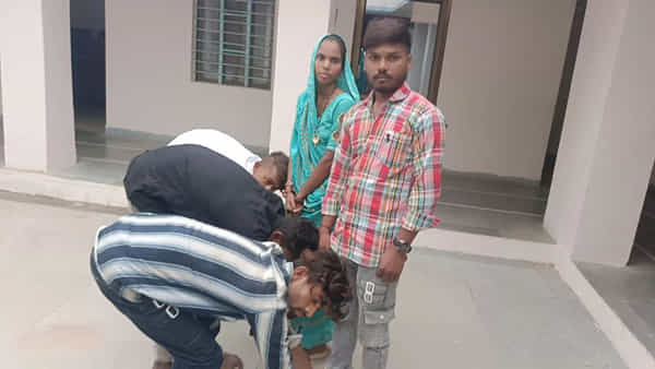 కాళ్లు మొక్కుతున్నారని మంచోళ్లు, అమయాకులు అనుకునేరు..! అసలు మ్యాటర్ తెలిస్తే..