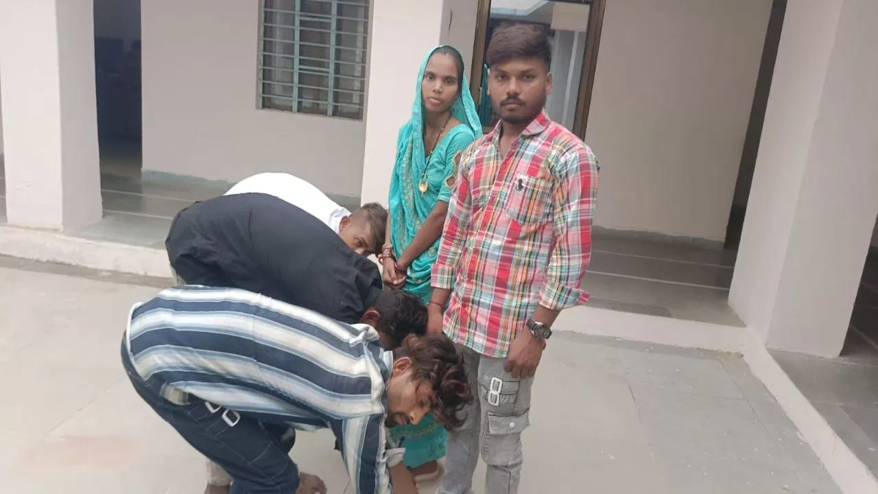 కాళ్లు మొక్కుతున్నారని మంచోళ్లు, అమయాకులు అనుకునేరు..! అసలు మ్యాటర్‌ తెలిస్తే..