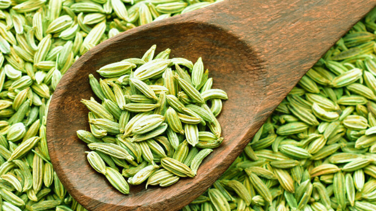 సోంపు గింజలుమీరు భోజనం తర్వాత జీలకర్ర, మెంతులు కూడా తినవచ్చు. భోజనం తర్వాత జీలకర్ర, మెంతులు కలిపి తినడం వల్ల జీర్ణక్రియ మెరుగుపడుతుందని, ఉబ్బరం, గ్యాస్ తగ్గుతుందని తద్వారా బరువు నియంత్రణలో సహాయపడుతుందని నిపుణులు అంటున్నారు. ఆరోగ్యకరమైన ఆహారం. అందుకే దీనిని సూపర్ ఫుడ్ అని పిలుస్తారు. చాలా మంది సోంపు గింజలు తినడానికి ఇష్టపడతారు. కొంతమంది రాత్రంతా వీటిని నీటిలో నానబెట్టి ఉదయం ఈ నీటిని తాగుతుంటారు. 