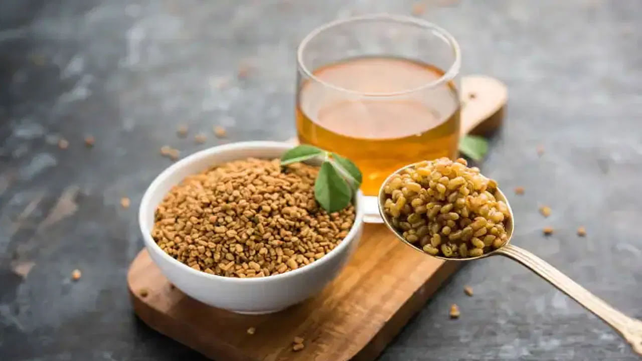 షుగర్ కంట్రోల్ : జర్నల్ ఆఫ్ ఫుడ్ కంపోజిషన్ అండ్ అనాలిసిస్ ప్రచురించిన ఒక అధ్యయనం ప్రకారం.. మెంతి నీరు రక్తంలో చక్కెర స్థాయిలను సమర్థవంతంగా నియంత్రించడంలో సహాయపడుతుంది. మెంతిలో ఉండే కొన్ని సమ్మేళనాలు ఇన్సులిన్ పనితీరును మెరుగుపరుస్తాయి. తద్వారా సహజంగానే రక్తంలో చక్కెర నియంత్రణ సాధ్యమవుతుంది. అంతేకాకుండా ఇందులో ఉండే కరిగే ఫైబర్ చక్కెర శోషణను నెమ్మదిస్తుంది. దీనివల్ల భోజనం తర్వాత రక్తంలో చక్కెర స్థాయిలు అకస్మాత్తుగా పెరగకుండా నివారించవచ్చు.