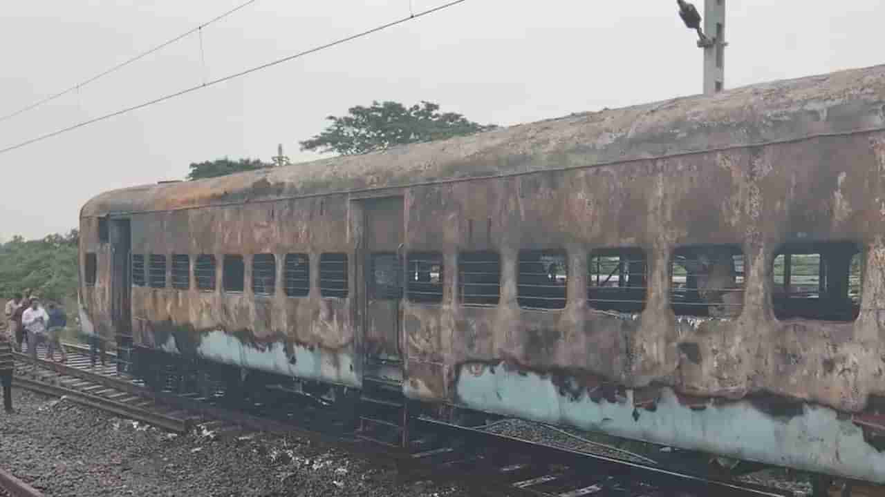 Telangana: ఆగి ఉన్న బోగీలో అగ్గి రగిలింది.. ప్రమాదమా..? ఉద్దేశ పూర్వకంగానే చేశారా?