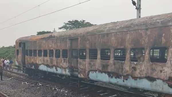 Telangana: ఆగి ఉన్న బోగీలో అగ్గి రగిలింది.. ప్రమాదమా..? ఉద్దేశ పూర్వకంగానే చేశారా?