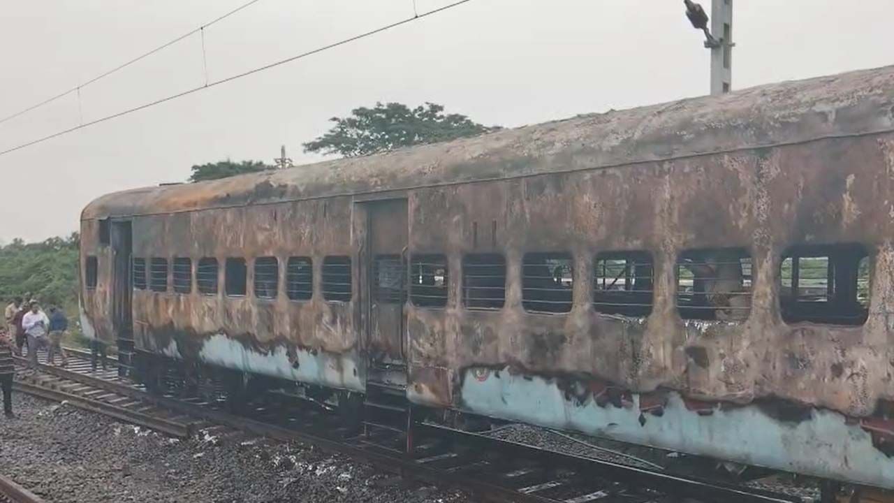 Telangana: ఆగి ఉన్న బోగీలో అగ్గి రగిలింది.. ప్రమాదమా..? ఉద్దేశ పూర్వకంగానే చేశారా?