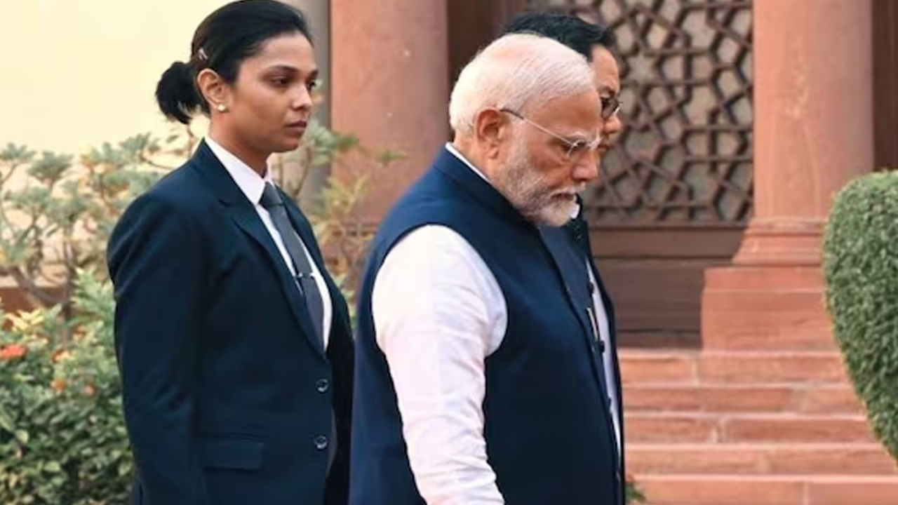 దేశంలోని అత్యంత ప్రత్యేక భద్రతా విభాగం స్పెషల్ ప్రొటెక్షన్ గ్రూప్ (SPG)లో మహిళా కమాండోగా విధులు నిర్వహిస్తున్న అదాసో. ప్రధానమంత్రి భద్రతలో చేరిన మొదటి మహిళా SPG కమాండో అదాసో కపేసా. అంతేకాదు దేశ మహిళలకు, ముఖ్యంగా ఈశాన్య రాష్ట్రాల బిడ్డలకు గర్వకారణం, ప్రేరణ కలిగించే క్షణం.