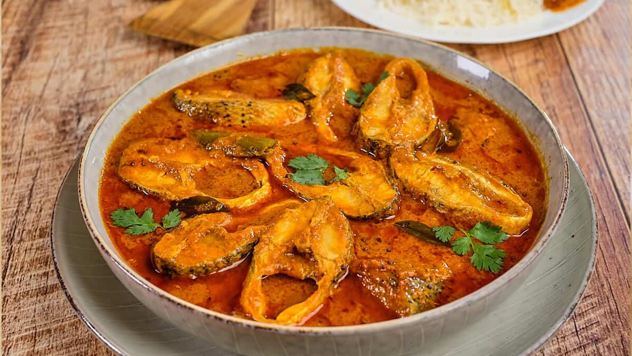 చేపల పులుసును వేడి చేసి ఫ్రిజ్లో నిల్వ చేసే ముందు, దానిని సరిగ్గా వేడిచేయాలంట. అలాగే పులుసును వేడి చేసి చల్లబరిచిన తర్వాత, గాలి చొరబడి ఓ కంటైనర్లో నిల్వ చేయాలంట. దీని వలన ఫ్రిజ్లో పెట్టినా దాని రుచి మారకుండా, టేస్టీగా, ఫ్రెష్గా ఉంటుందంట. అంతే కాకుండా దీనిని ఇలా పెట్టిన మూడు రోజుల వరకు తినవచ్చునంట.