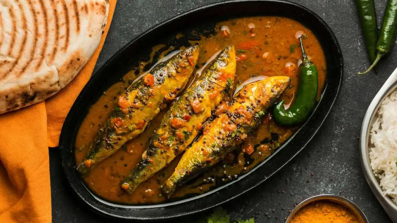 ఫిష్ కర్రీ ఎన్నిరోజుల పాటు తినవచ్చు ? ఫ్రిజ్లో పెట్టవచ్చా? లేదా అని చాలా మందిలో డౌట్ ఉంటుంది. కాగా, దీని గురించి పూర్తిగా తెలుసుకుందాం. అయితే చేపల పులుసు సహజంగా రెండు నుంచి మూడు రోజుల వరకు పాడవదు. కానీ దీనిని ఎప్పుడూ కూడా మరసటి రోజు తినేటప్పుడు తప్పక వేడి చేసి తినాలంట. ఇక దీనిని ఫ్రిజ్లో పెట్టుకోవచ్చా? అంటే పెట్టుకోవచ్చనే చెబుతున్నారు నిపుణులు. అయితే దీనిని ఫ్రిజ్లో పెట్టేముందు కొన్ని టిప్స్ పాటించాలంట.