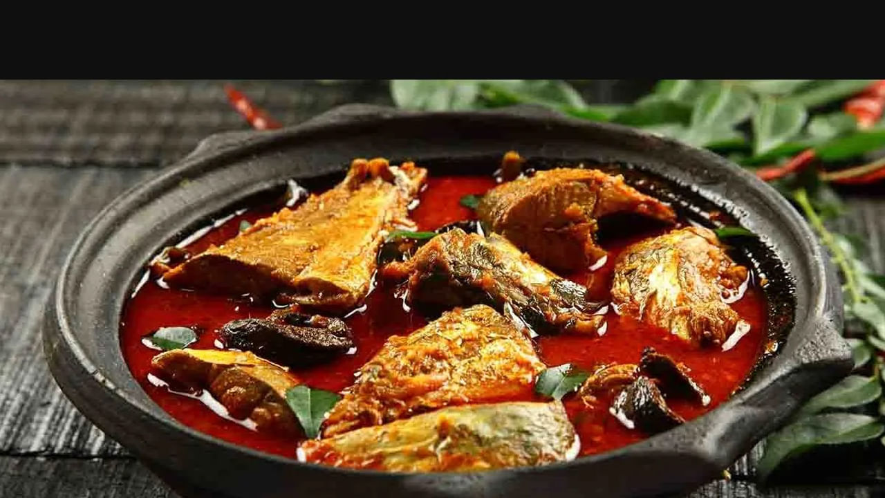 చాలా మందికి చేపల కూరను వండుకున్న తర్వాత ఎన్ని రోజుల వరకు తినాలి? అనే సమాచారం క్లారిగా తెలియదు. అయితే ఫిష్ కర్రీని వండుకున్న తర్వాత, అయితే మన ఊరి చేరువులో పట్టిన చేపలను, ఆరోజే వండుకొని రెండు రోజుల వరకు తినవచ్చునంట. అలాగే దీనిని ఫ్రిజ్లో పెట్టుకొని మూడు రోజులు తినవచ్చు అని చెబుతున్నారు ఆరోగ్య నిపుణులు.